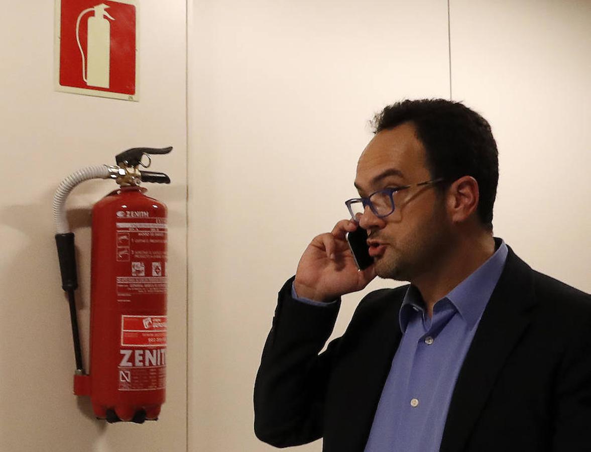 El portavoz del PSOE en el Congreso, Antonio Hernando, en los pasillos del Congreso de los Diputados.. 