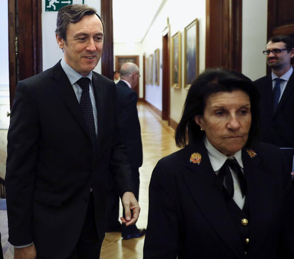 El diputado popular Rafael Hernando a su llegada a la reunión de la Junta de Portavoces, celebrada este miércoles en el Congreso para fijar el orden del debate de investidura de Mariano Rajoy.. 