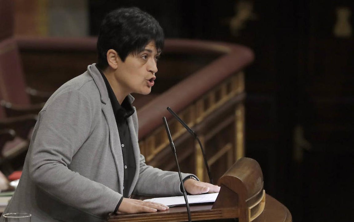 La diputada de EH Bildu Marian Beitialarrangoitia durante su intervención.. 