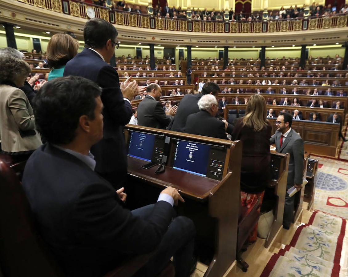 Los diputados del grupo socialista aplaudían al término de la intervención de su portavoz parlamentario, Antonio Hernando.. 
