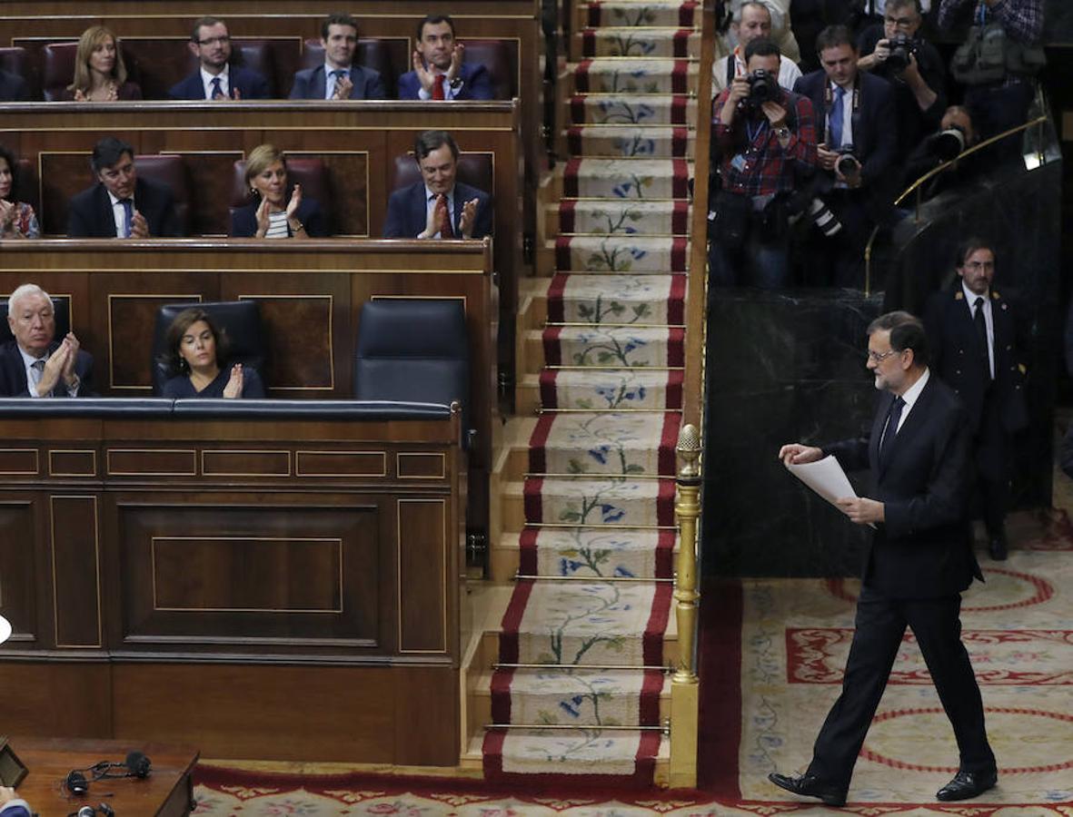El presidente del Gobierno en funciones, Mariano Rajoy, tras responder a la intervención del portavoz del PSOE, Antonio Hernando.