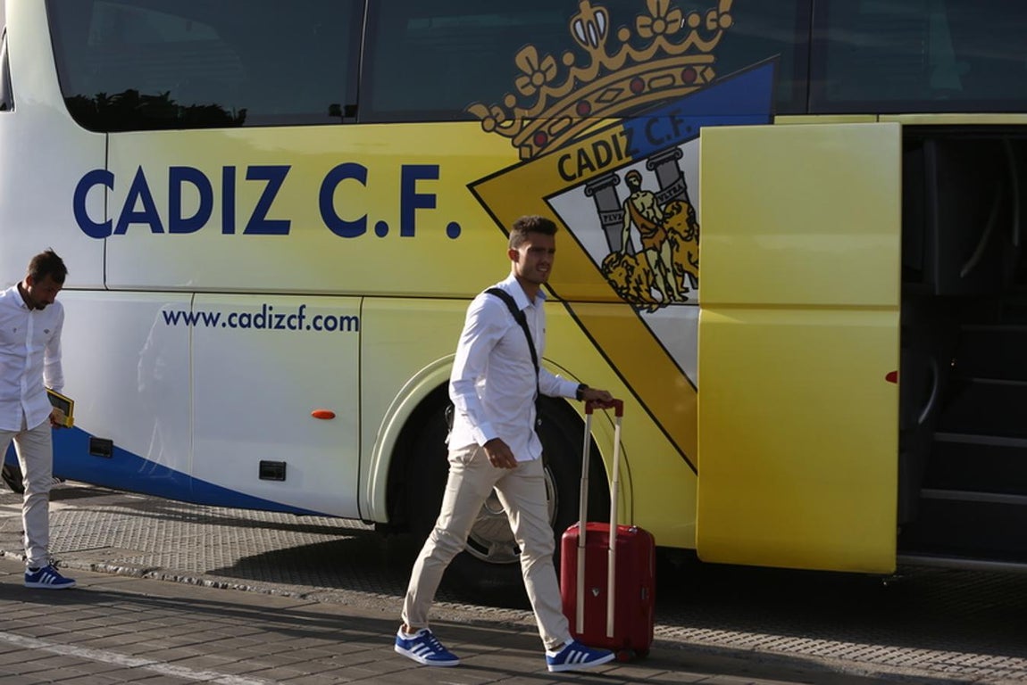 FOTOS: Salida del Cádiz CF hacia Galicia