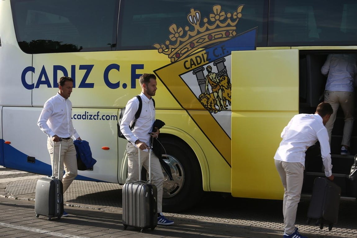 FOTOS: Salida del Cádiz CF hacia Galicia
