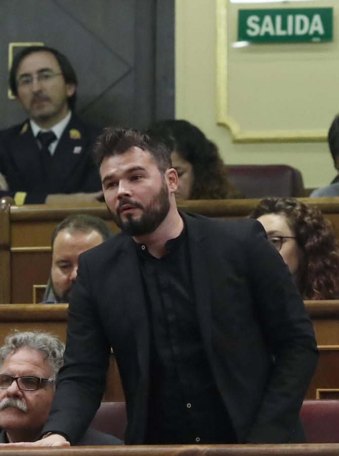 Gabriel Rufián vota «no» desde su escaño. 