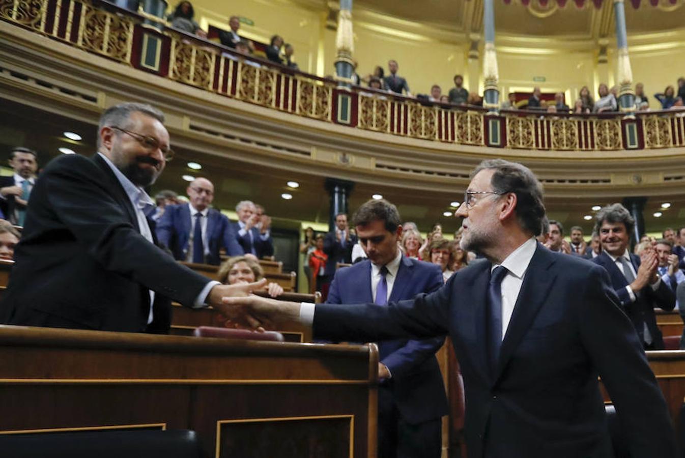 Juan Carlos Girauta da la mano a Mariano Rajoy. 