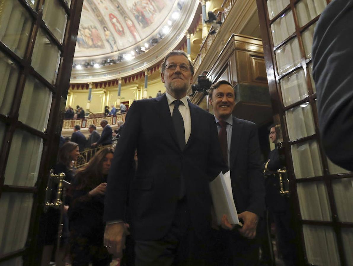 Mariano Rajoy sale del Congreso tras ser investido como presidente del Gobierno. 