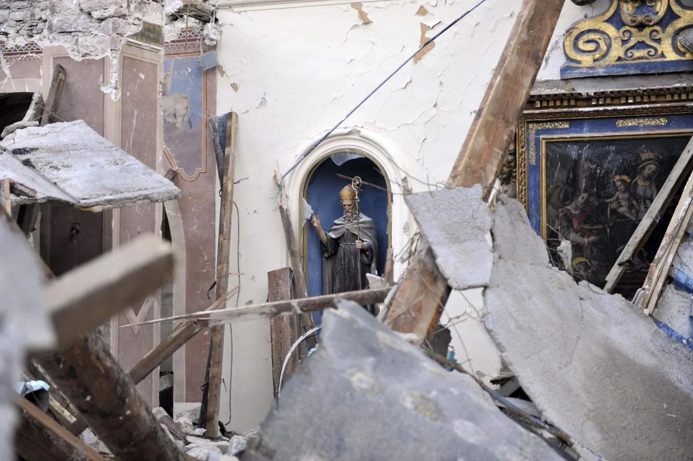 Vista de una iglesia que resultó seriamente dañada en la localidad de Villa Sant'Antonio, cerca de Visso