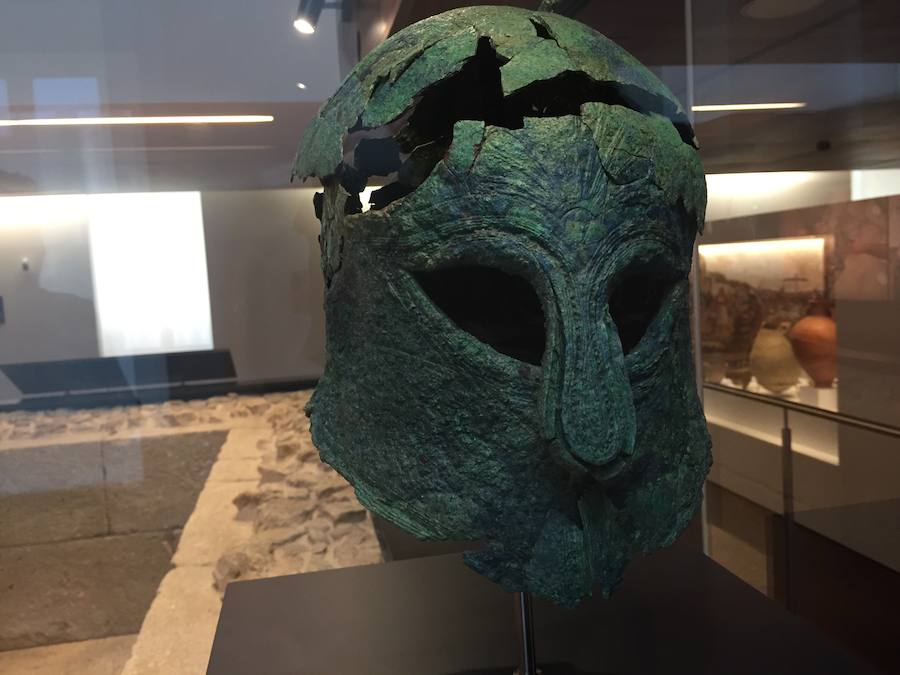 Casco de guerrero griego hallado en una tumba fenicia, excavada en 2012. 