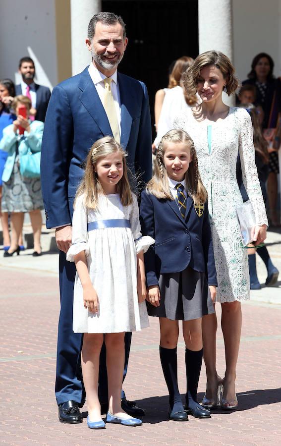 Leonor junto a sus padres y su hermana <a href="https://www.abc.es/estilo/gente/abci-estilo-princesa-leonor-girl-mas-joven-realeza-201608150025_noticia.html" target="_blank">el día de su primera comunión, el 20 de mayo de 2015</a>, en la parroquia de la Asunción de Nuestra Señora del barrio madrileño de Aravaca. 