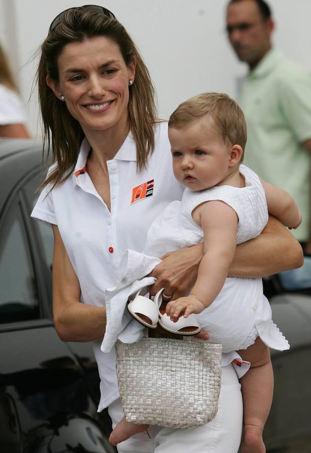 La Princesa en 2006 disfrutando en brazos de su madre, la Reina Letizia en la 25ª edicion de la copa del rey de vela. 