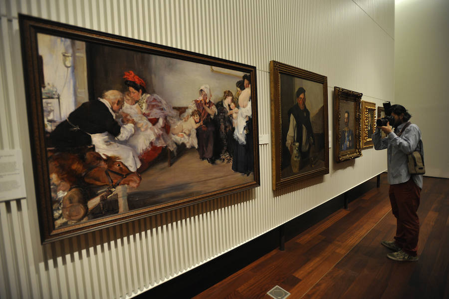 Por fuera, las salas de pintura son cajas laminadas blancas. 