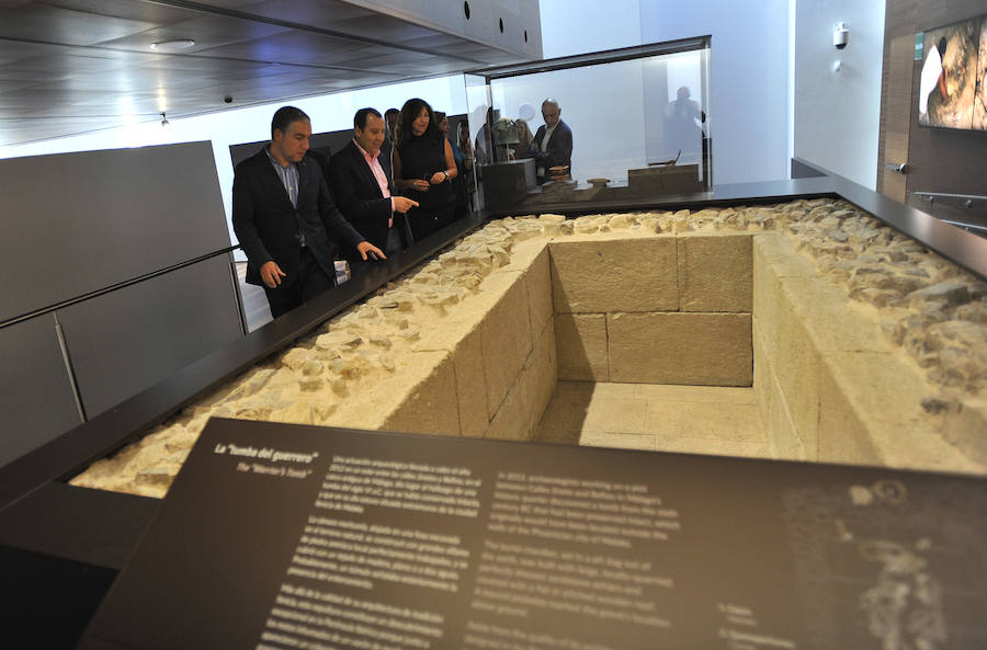 Esta tumba de guerrero fue hallada en el centro de Málaga en 2012. Es un enigma por qué un sepulcro fenicio tan importante tiene un juego de armas griegas. 