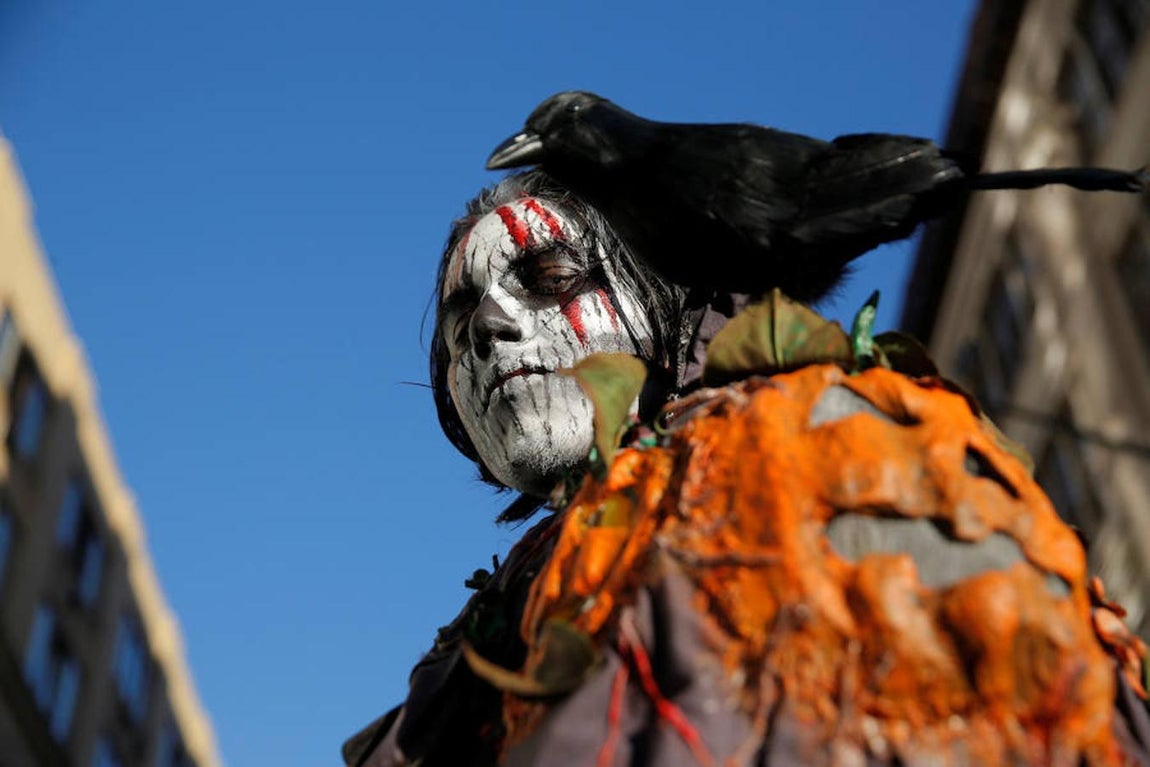 Un hombre disfrazado en el Desfile de Halloween de Greenwich Village (Nueva York). 