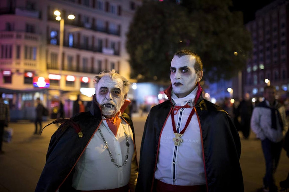 Varias personas disfrazadas para celebrar la noche de Halloween en la madrileña Puerta del Sol. 