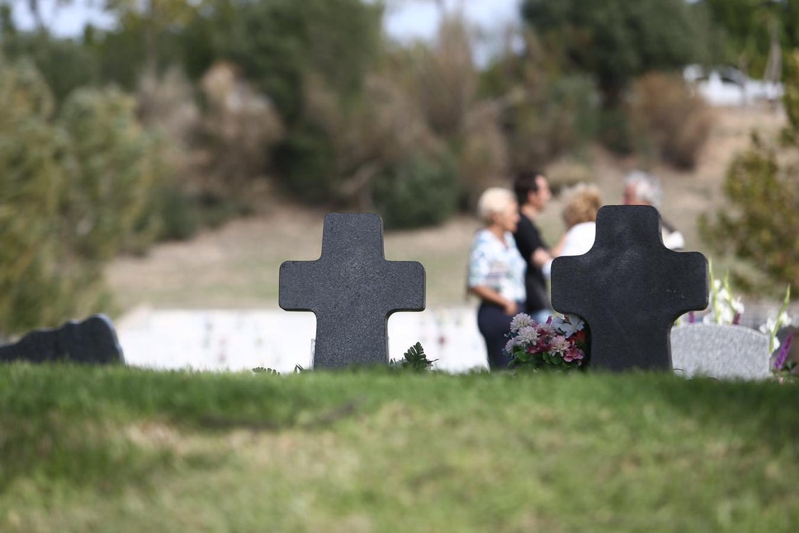 Los cementerios de la provincia se llenan de flores