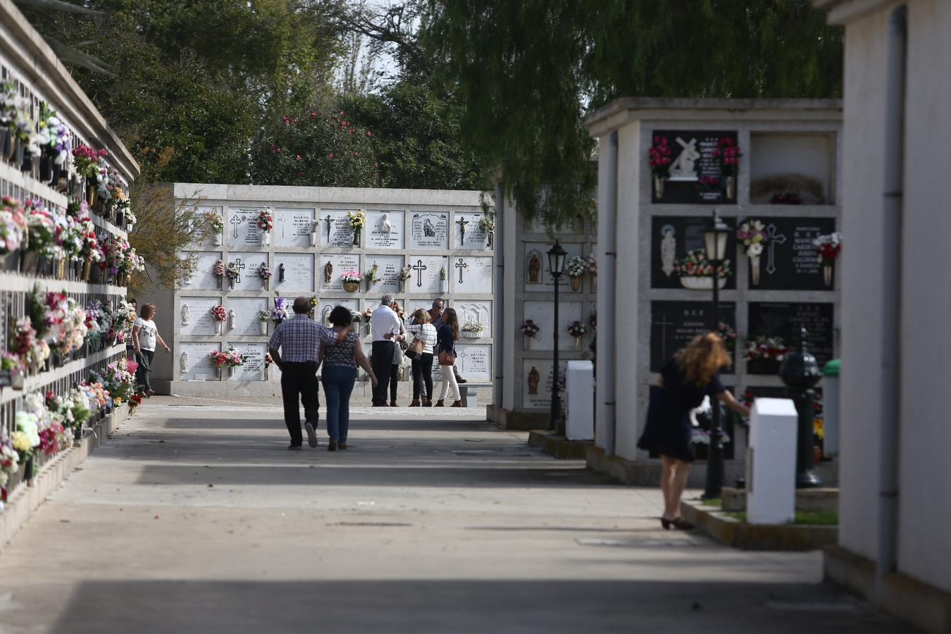 Los cementerios de la provincia se llenan de flores