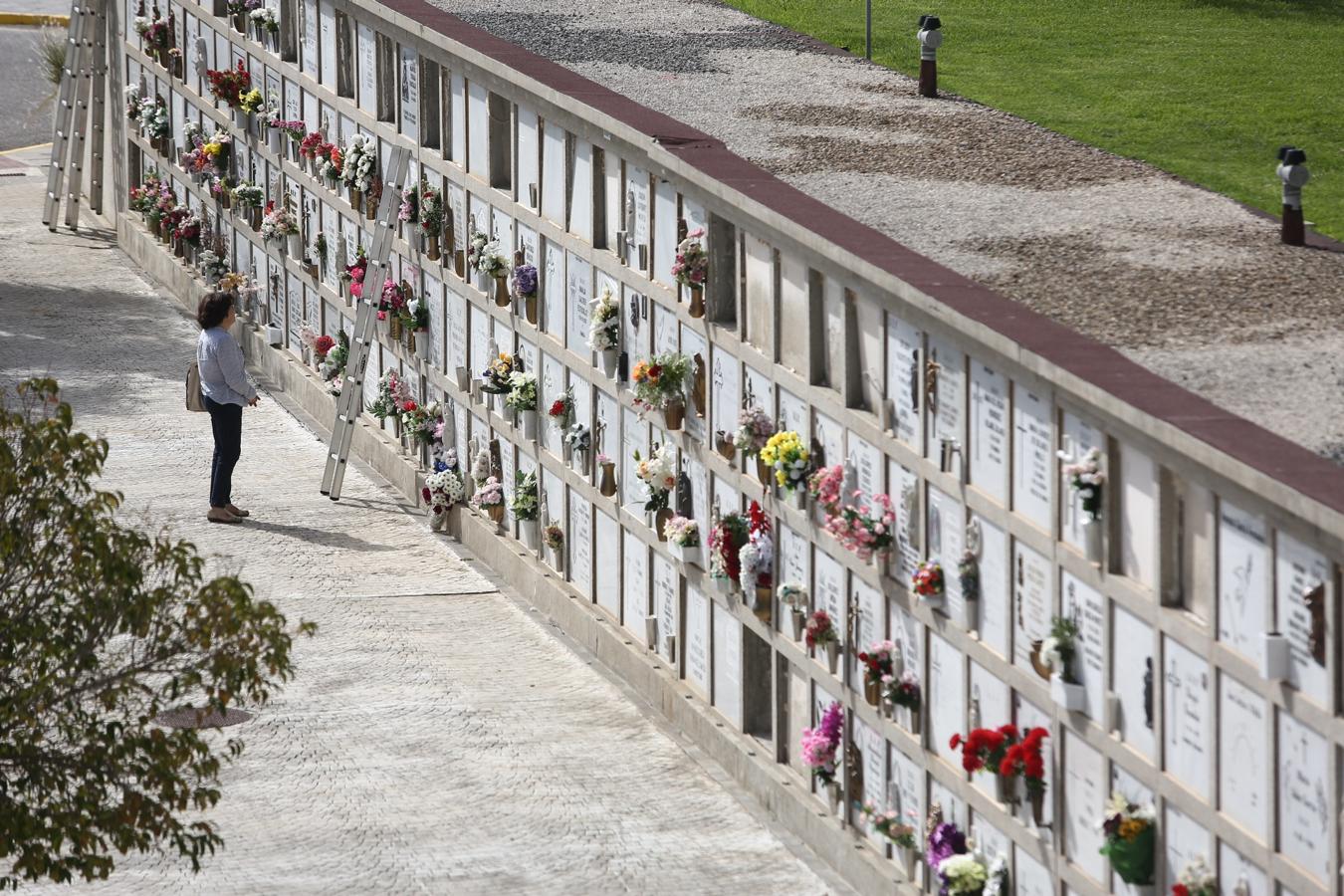 Los cementerios de la provincia se llenan de flores