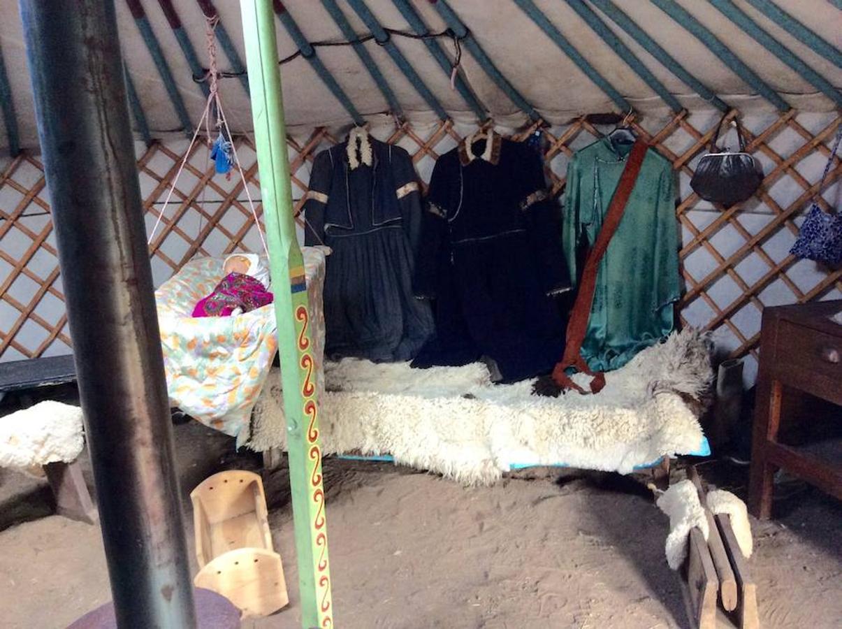 Interior de una yurta, vienda típica de los pueblos nómadas que habitan en Asia central