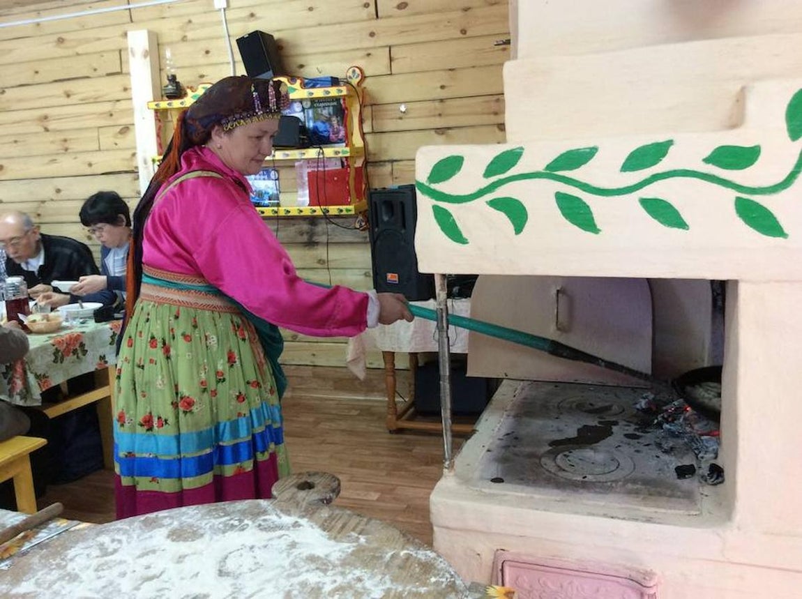 En el horno preparan la comida para los visitantes de Desyatnikovo. 