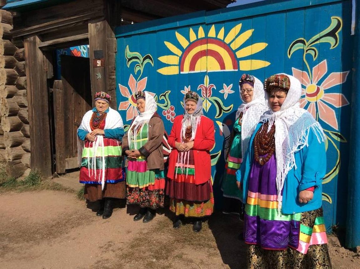 Un grupo de mujeres de Desyatnikovo reciben a los visitantes vestidas con los trajes típicos de la comunidad de los Viejos Creyentes, una escisión de los ortodoxos rusos, exiliados a Siberia por Catalina la Grande. 