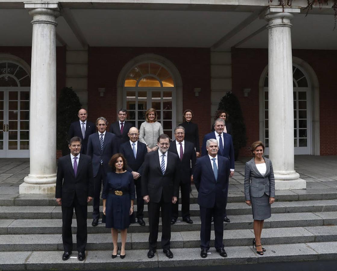 El equipo de ministros de Mariano Rajoy posa junto al presidente en el Palacio de La Moncloa antes de iniciar el primer consejo de ministros de la legislatura. 