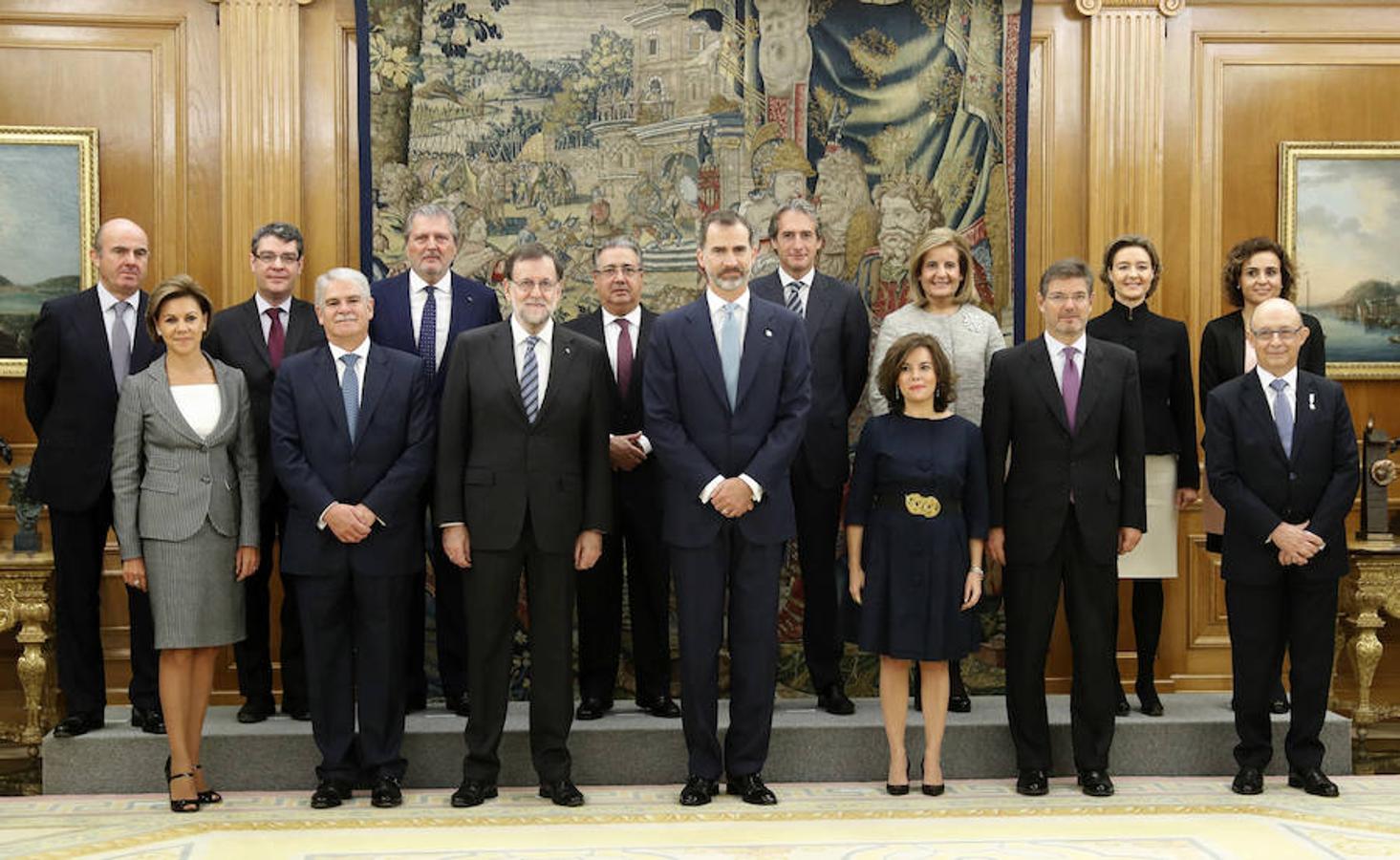 El Rey. junto al presidente del Gobierno y los ministros de esta legislatura. 