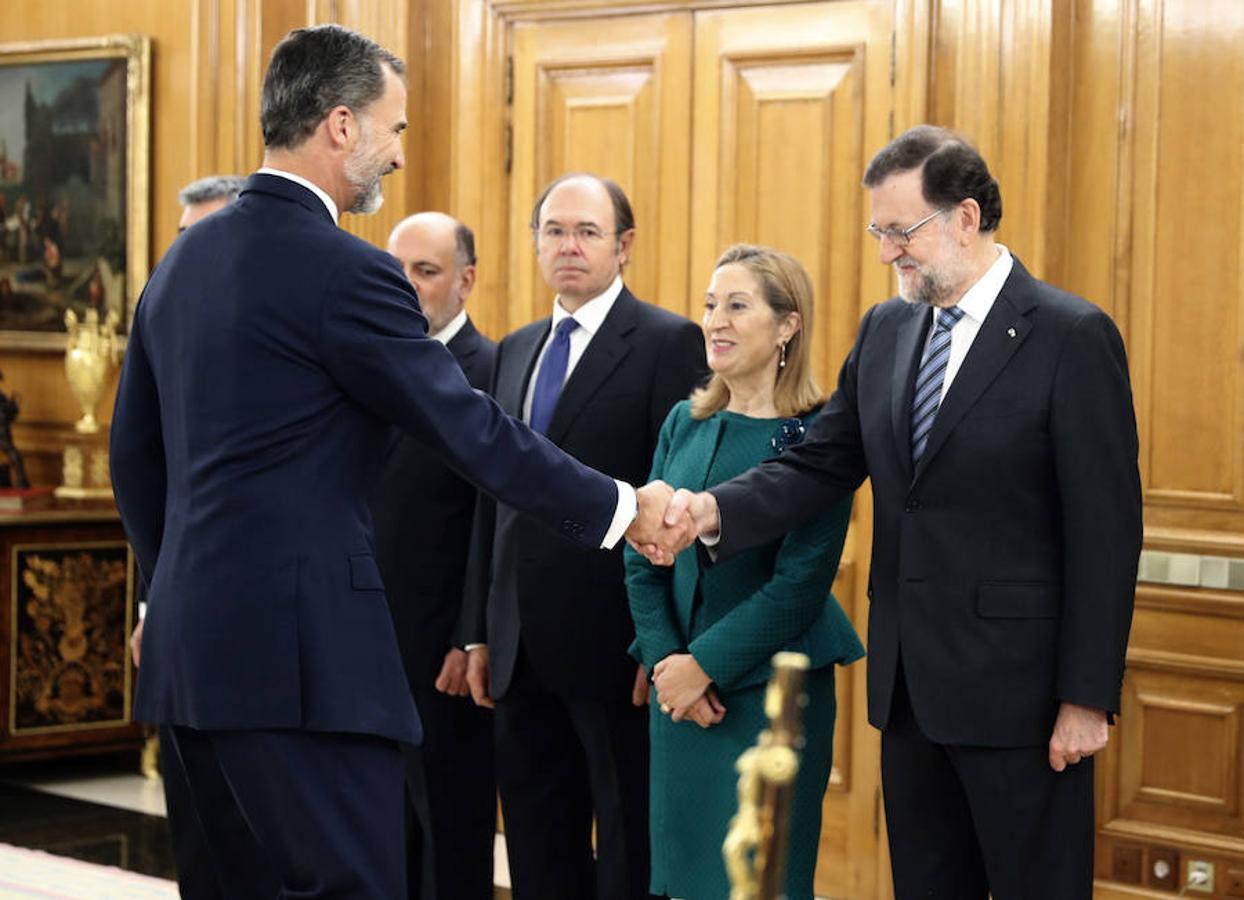 Mariano Rajoy saluda a Don Felipe, junto a la presidenta del Congreso, Ana Pastor. 