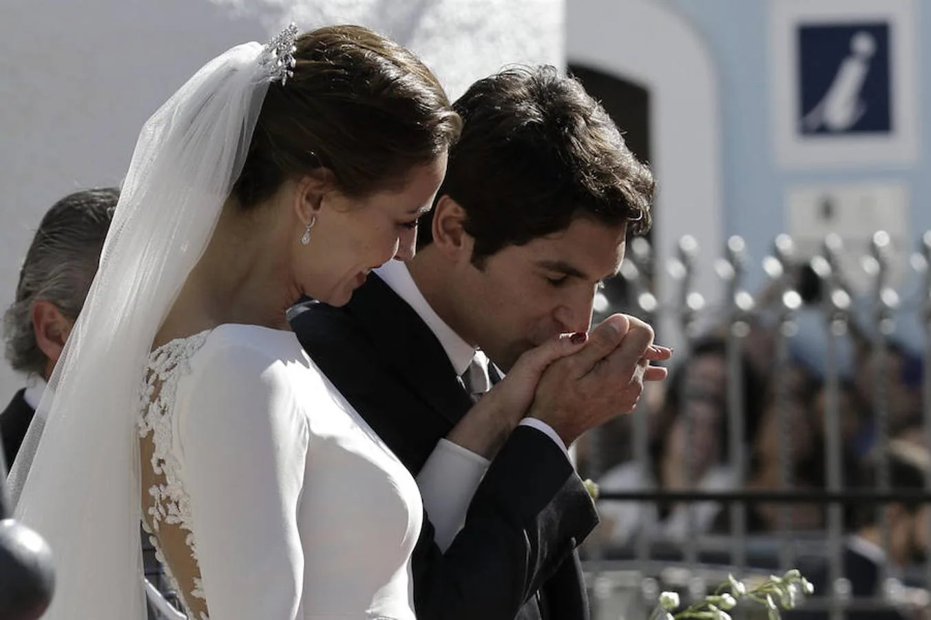 Su boda fue una ceremonia religiosa emotiva y cargada de significado, oficializada por el sacerdote Ignacio Jiménez Sánchez-Dalp, confesor y amigo de la fallecida duquesa de Alba
