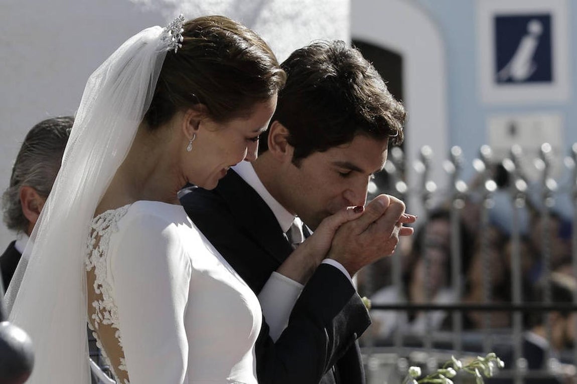 Su boda fue una ceremonia religiosa emotiva y cargada de significado, oficializada por el sacerdote Ignacio Jiménez Sánchez-Dalp, confesor y amigo de la fallecida duquesa de Alba. 