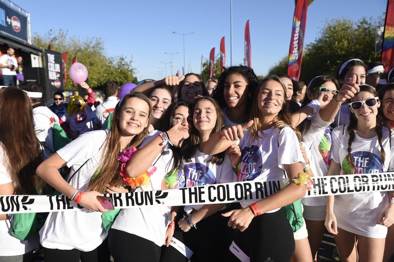 Miles de personas disfrutan de la «Color Run» en Sevilla