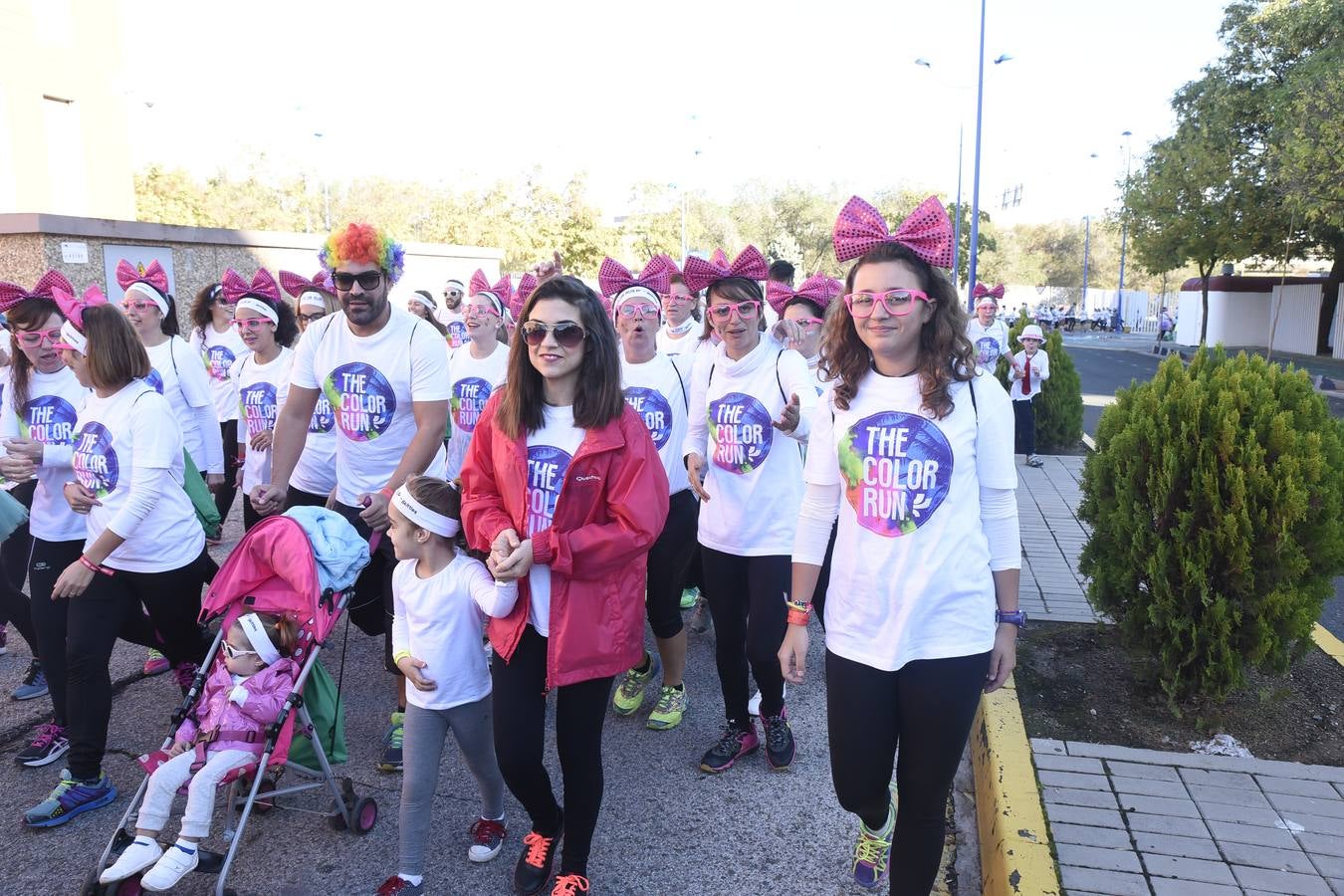 Miles de personas disfrutan de la «Color Run» en Sevilla