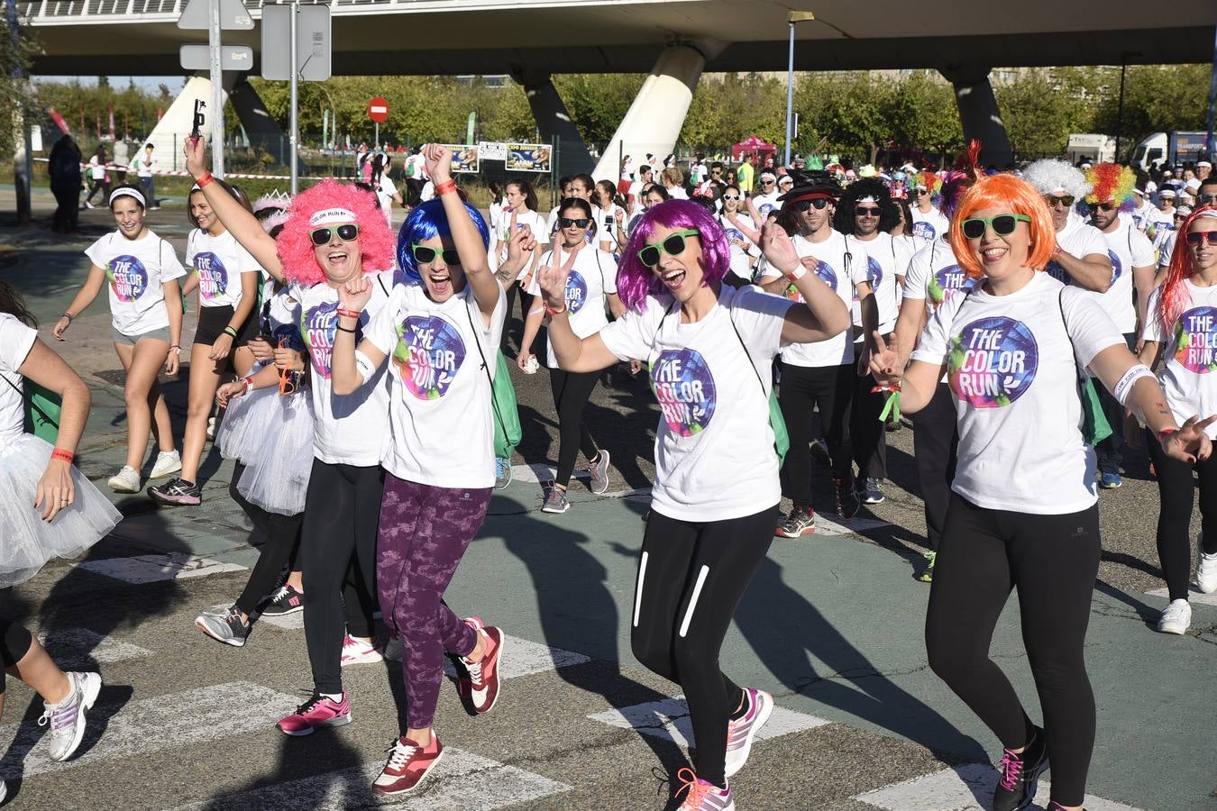 Miles de personas disfrutan de la «Color Run» en Sevilla