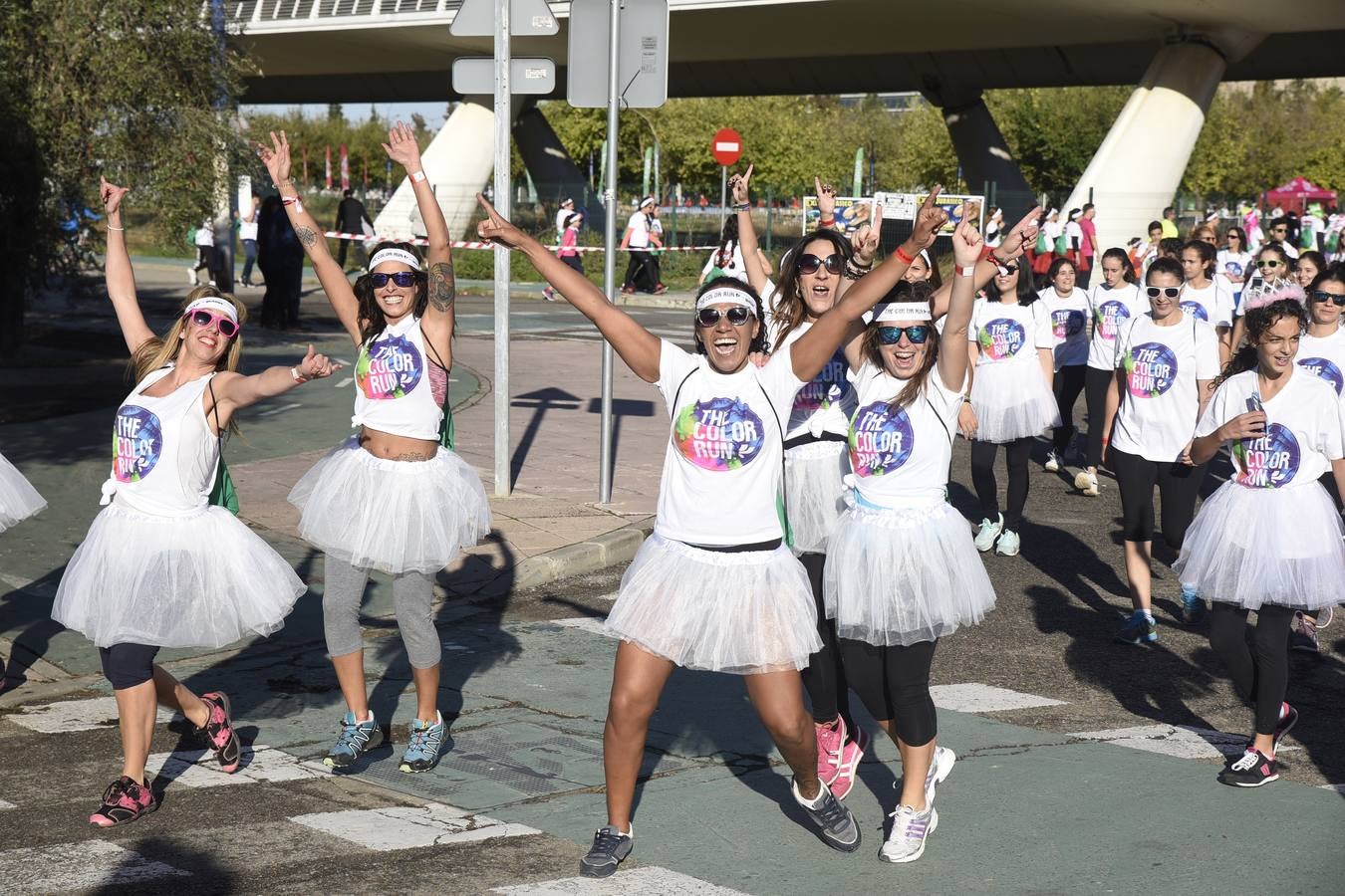 Miles de personas disfrutan de la «Color Run» en Sevilla