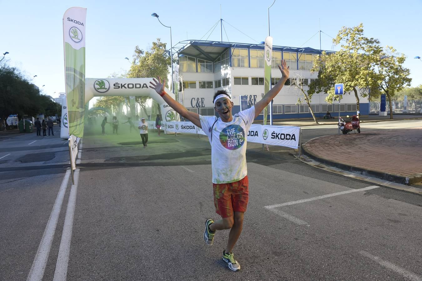 Miles de personas disfrutan de la «Color Run» en Sevilla