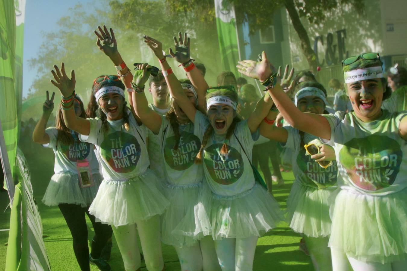 Miles de personas disfrutan de la «Color Run» en Sevilla