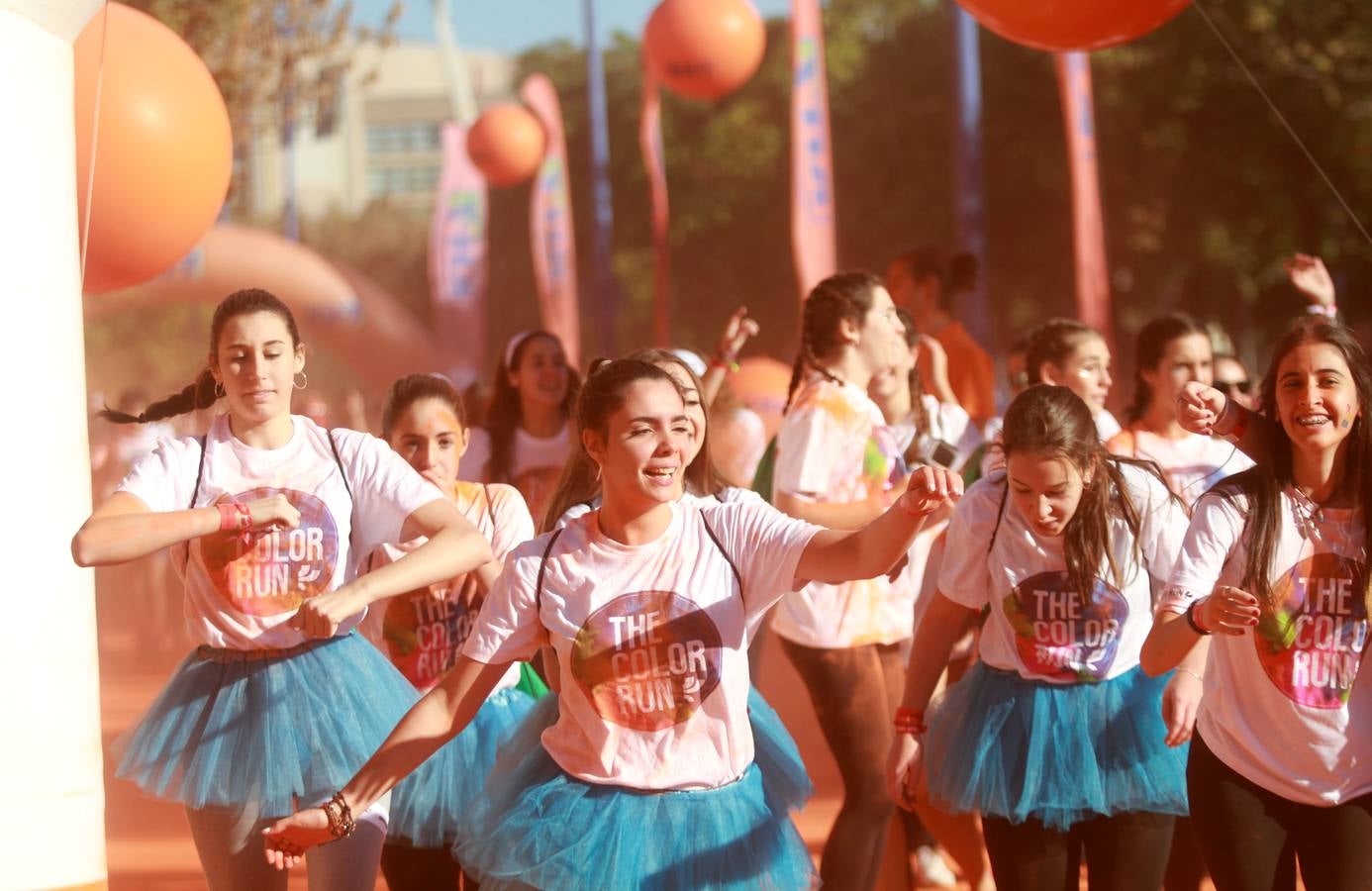 Miles de personas disfrutan de la «Color Run» en Sevilla