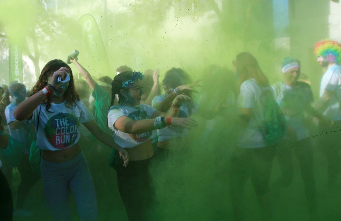 Miles de personas disfrutan de la «Color Run» en Sevilla