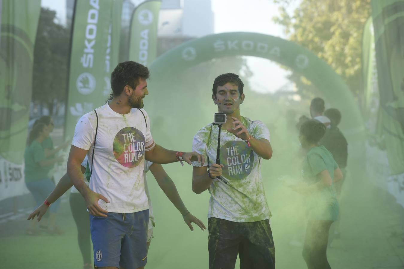 Miles de personas disfrutan de la «Color Run» en Sevilla