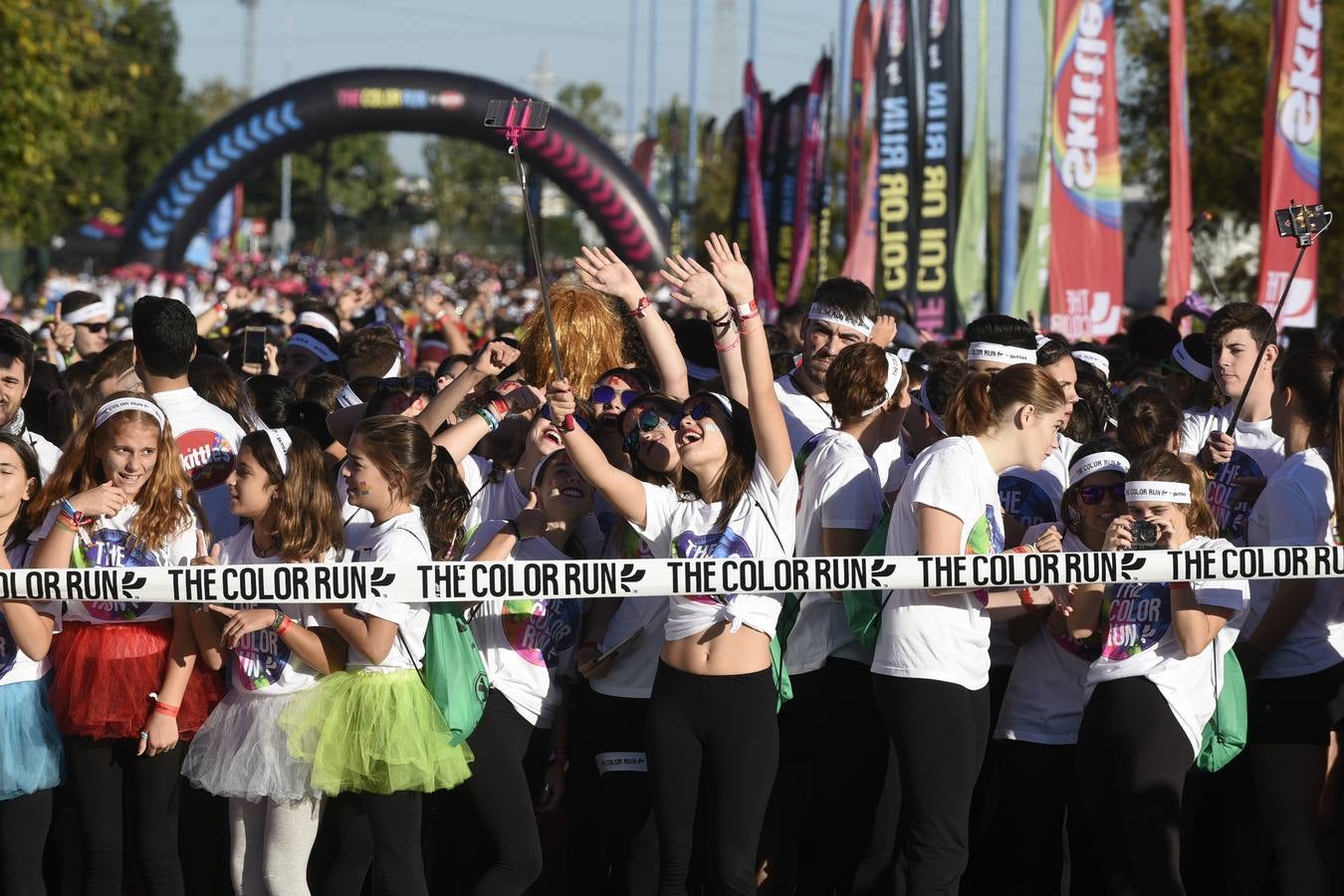 Miles de personas disfrutan de la «Color Run» en Sevilla