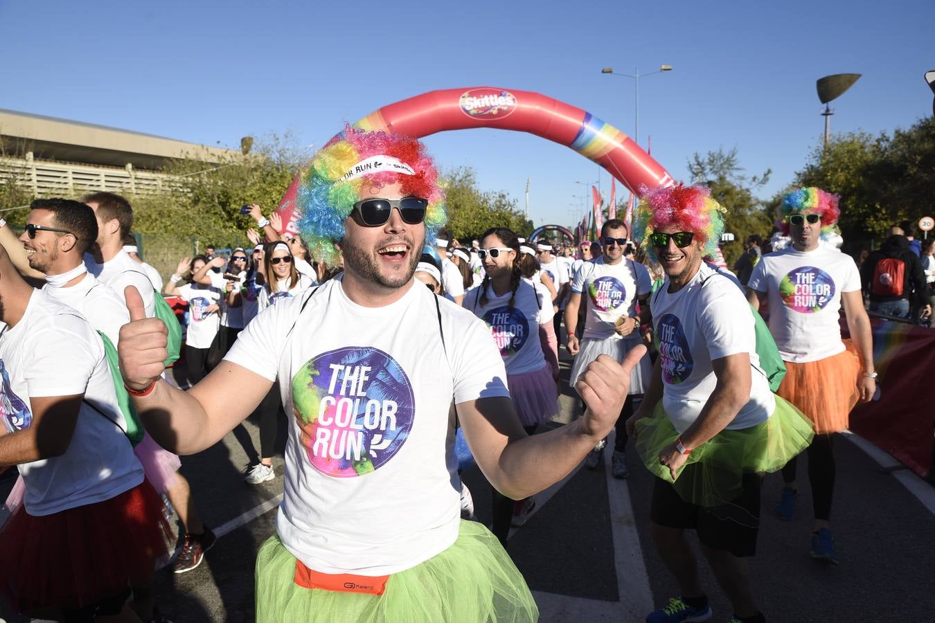 Miles de personas disfrutan de la «Color Run» en Sevilla