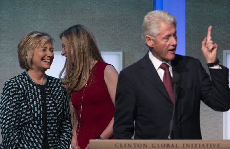 Casada con el presidente Bill Clinton, Hillary no se limitó a un papel secundario como Primera Dama, sino que lideró el esfuerzo fallido por promulgar un plan de salud en 1993, la medida estrella del programa político de su marido
