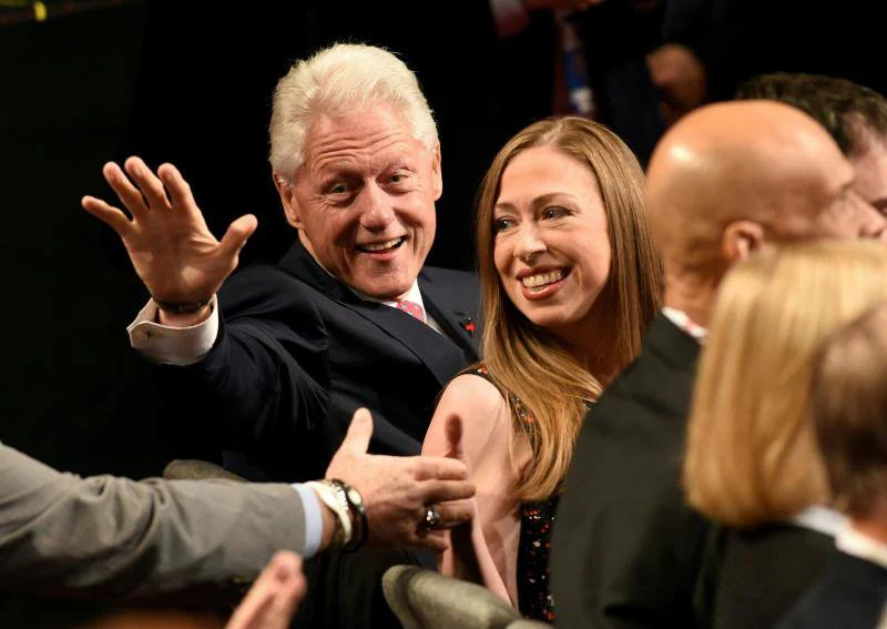 Chelsea Clinton vivió su adolescencia en la Casa Blanca. Se graduó en Historia por la Universidad de Stanford (California) en 2001 y su tesis de grado fue Belfast Agreement in Northern Ireland. Después, hizo un máster en la Universidad de Oxford (Inglaterra), en el área de Relaciones Internacionales