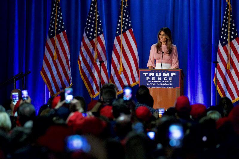 Melania Trump ha permanecido a una distancia prudencial de su marido durante toda la campaña. En una de sus pocas intervenciones, concretamente en la Convención Republicana que nominó a su marido, fue acusada de plagiar fragmentos de un discurso de Michelle Obama. 