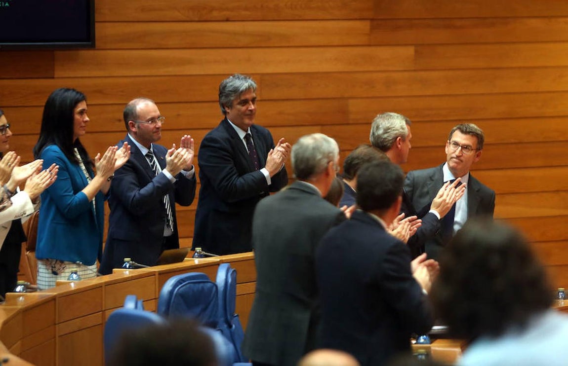 La bancada popular aplaude la intervención de Feijóo al terminar su discurso de investidura. 