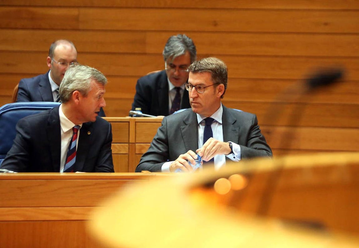 Feijóo conversa en el hemiciclo junto al vicepresidente de la Xunta, Alfonso Rueda. 