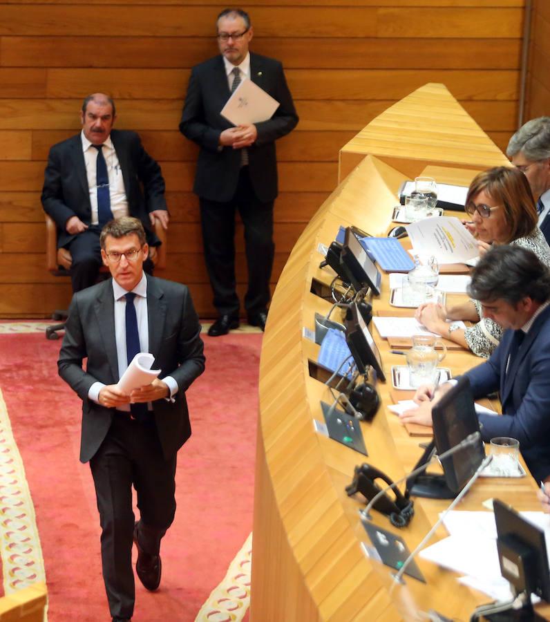 Feijóo se dirige al estrado para pronunciar su discurso de investidura. 