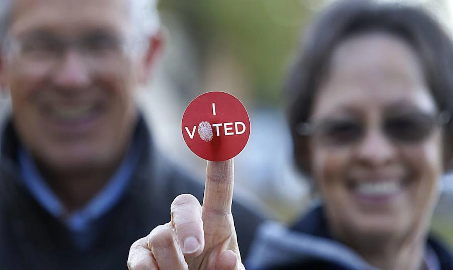 Una pareja de estadounidenses muestra la pegatina de «Yo voté»