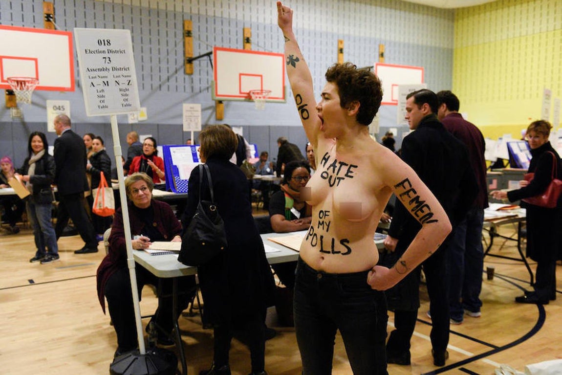 Una mujer protesta contra Donald Trump en el colegio electoral al que estaba citado el candidato republicano. Reuters