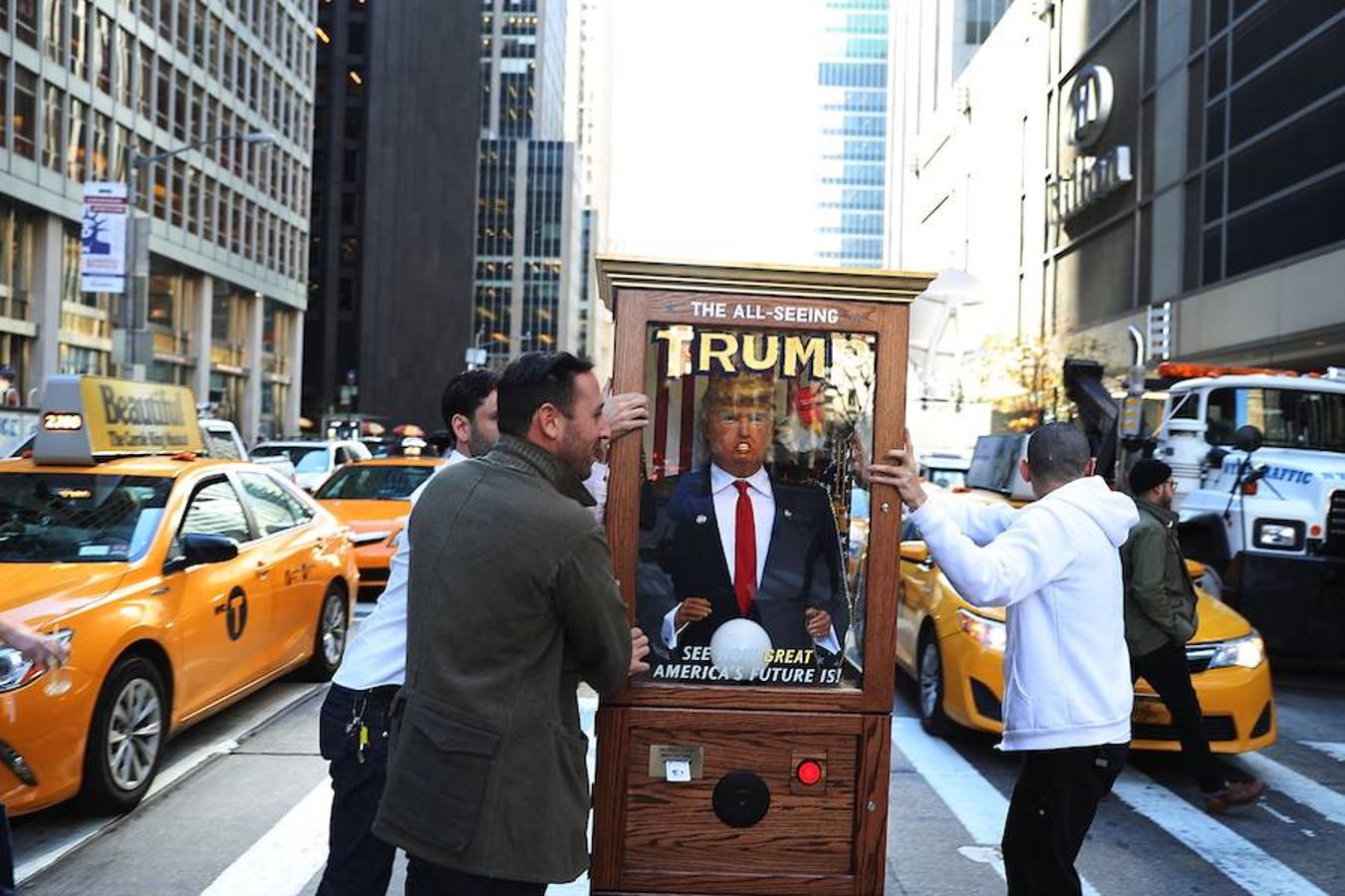Un grupo de jóvenes parodia a Donald Trump en la jornada electoral del 8 de noviembre