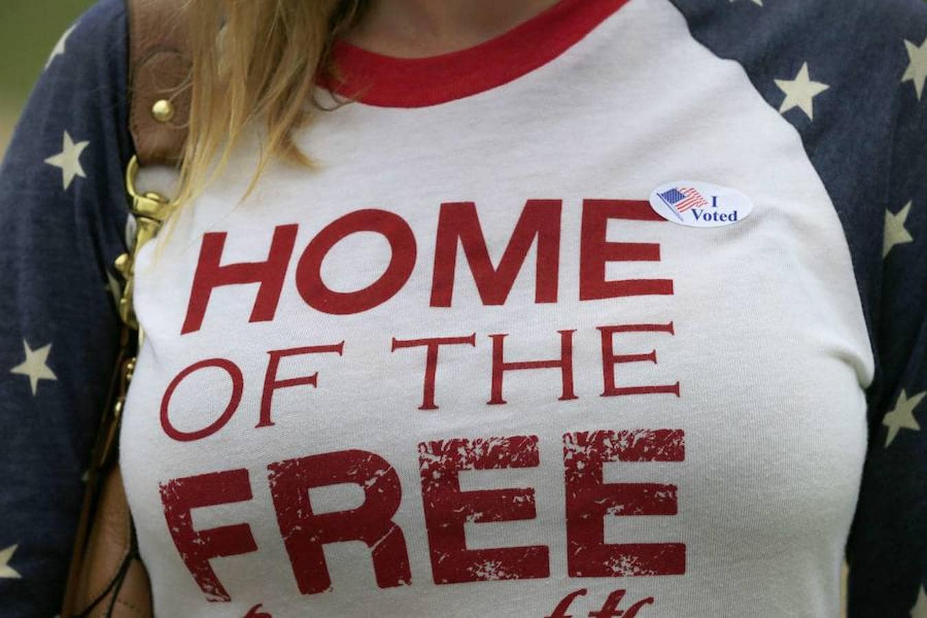 Una mujer porta una camiseta con los colores de Estados Unidos y la pegatina «Yo voté». Para los estadounidenses, más que un derecho, el acudir al colegio electoreal supone un orgullo
